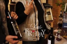 В дегустационном винном клубе Little Friday мы не только пробуем вино, но и учимся его понимать. На фотографии виноделы демонстрируют вино и почву, которая его родила